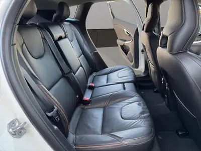 Volvo V40 Cross Country T4 AWD — Robustesse scandinave et polyvalence tout-terrain — Thumbnail 18