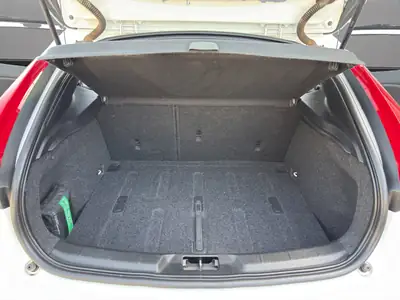 Volvo V40 Cross Country T4 AWD — Robustesse scandinave et polyvalence tout-terrain — Thumbnail 19