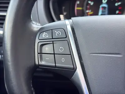 Volvo V40 Cross Country T4 AWD — Robustesse scandinave et polyvalence tout-terrain — Thumbnail 23