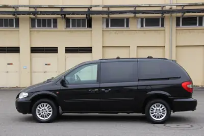 Chrysler Grand Voyager 2.8 CRD — Monospace 7 places robuste, diesel économique et fiable — côté