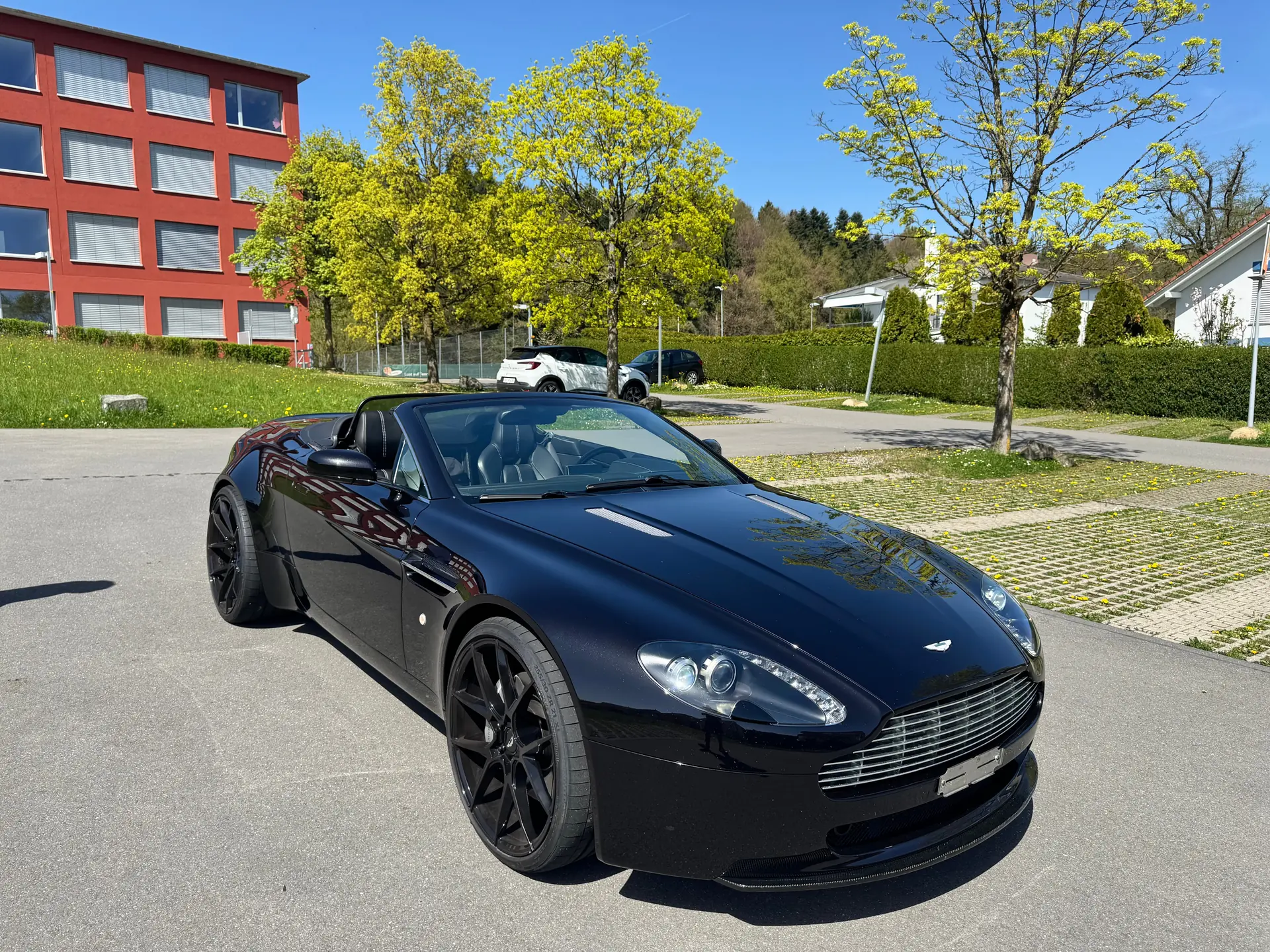 Aston Martin V8 Vantage 4.3 Sportshift — Cabriolet sportif British, 385 ch sans compromis — vue extérieure
