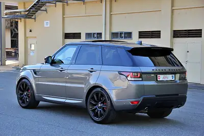 Range Rover Sport 3.0 SDV6 — SUV 7 places puissant, entretien premium — Heckansicht