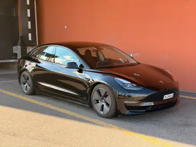 Tesla Model 3 Long Range Dual Motor AWD — Performance électrique et autonomie maximale — tableau de bord