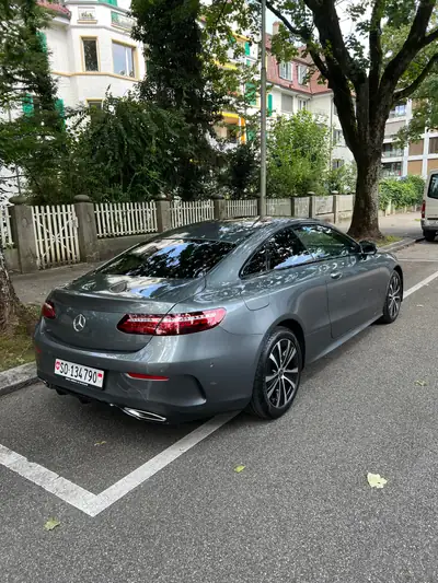 Mercedes-Benz E 200 Coupé 4Matic AMG Line — Élégance sportive et technologie hybride — Heckansicht