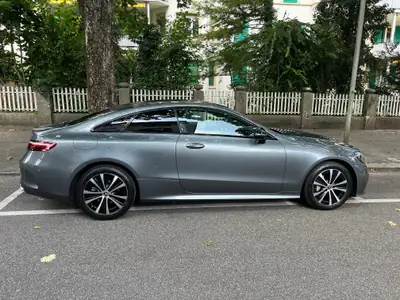 Mercedes-Benz E 200 Coupé 4Matic AMG Line — Élégance sportive et technologie hybride — Seitenansicht