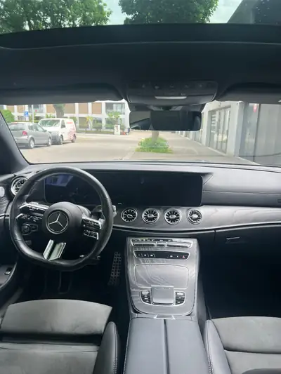 Mercedes-Benz E 200 Coupé 4Matic AMG Line — Élégance sportive et technologie hybride — Armaturenbrett
