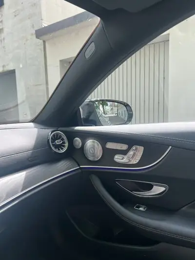 Mercedes-Benz E 200 Coupé 4Matic AMG Line — Élégance sportive et technologie hybride — Miniatur 9