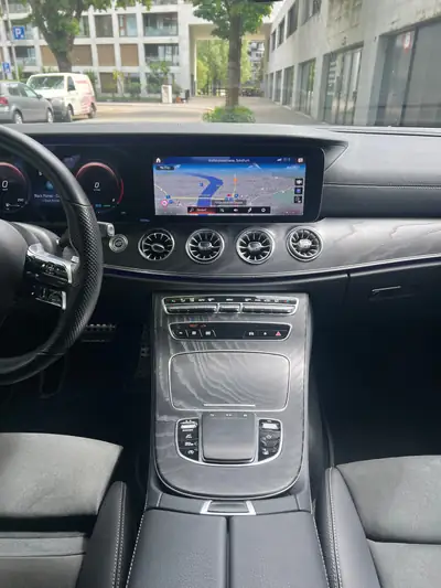 Mercedes-Benz E 200 Coupé 4Matic AMG Line — Élégance sportive et technologie hybride — Miniatur 8