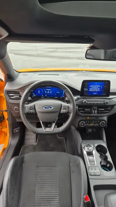 Ford Focus ST 2.3 — Sportive 280 ch, boîte auto, orange métallisé — côté