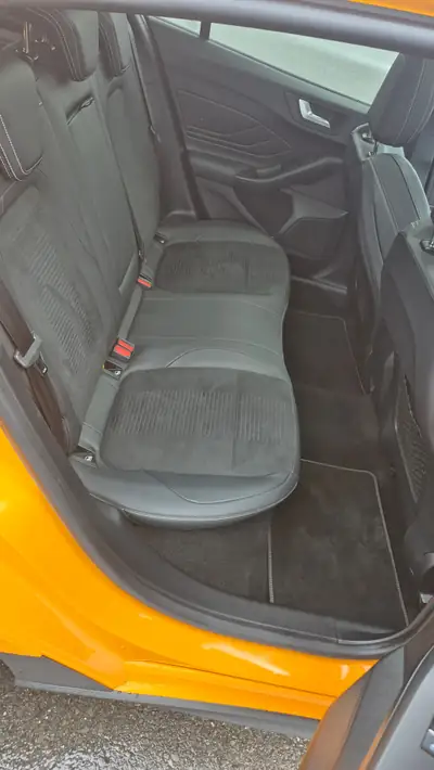 Ford Focus ST 2.3 — Sportive 280 ch, boîte auto, orange métallisé — intérieur