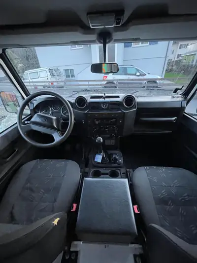 Land Rover Defender 90 SW — Le 4x4 légendaire, robustesse et polyvalence — Heckansicht