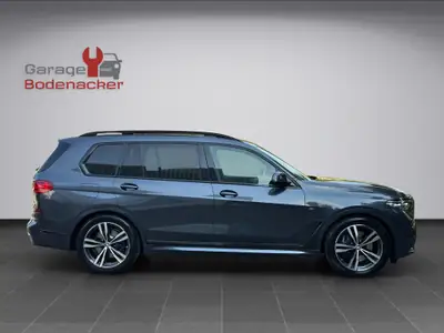 BMW X7 xDrive 48V 40d — Le SUV premium 7 places diesel avec M Sport et technologie avancée — Heckansicht
