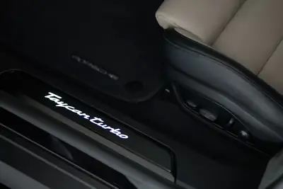 Porsche Taycan Cross Turbo 104 kWh — Berline électrique performante, faible kilométrage 2025 — intérieur