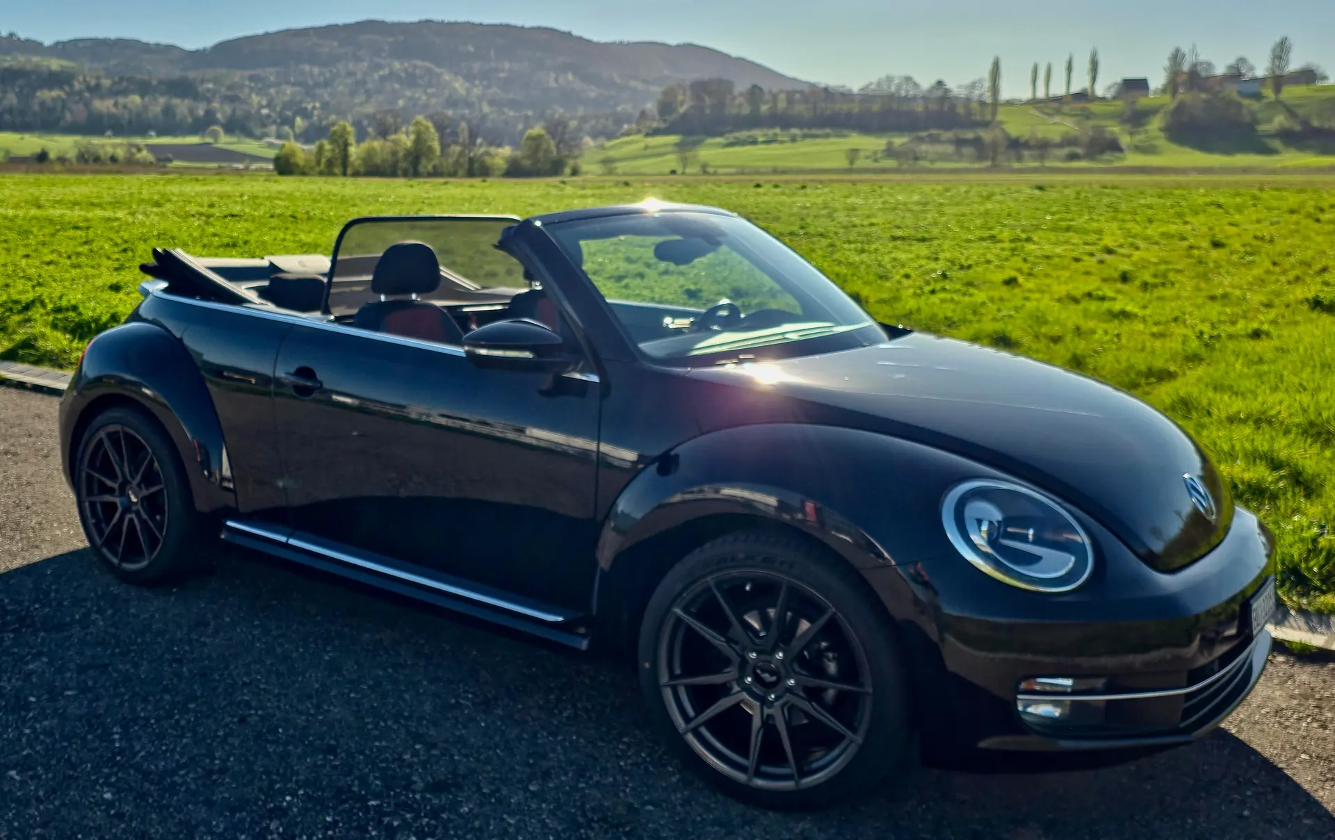 VW Beetle Cabrio 1.4 TSI — Décapotable rétro, moteur dynamique, jantes JR21 premium — vista esterna