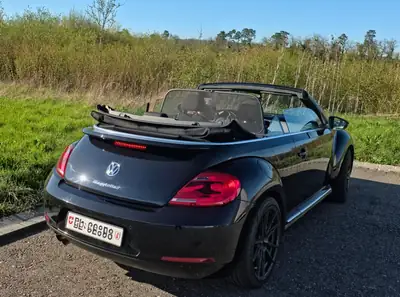 VW Beetle Cabrio 1.4 TSI — Décapotable rétro, moteur dynamique, jantes JR21 premium — fianco