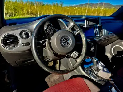 VW Beetle Cabrio 1.4 TSI — Décapotable rétro, moteur dynamique, jantes JR21 premium — Miniatura 8