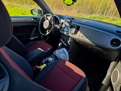 VW Beetle Cabrio 1.4 TSI — Décapotable rétro, moteur dynamique, jantes JR21 premium — Miniatura 7