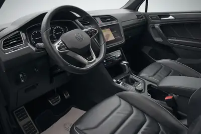 VW Tiguan 2.0 TDI R-Line 4Motion — SUV robuste, 4x4 intelligent et consommation maîtrisée — Miniature 9