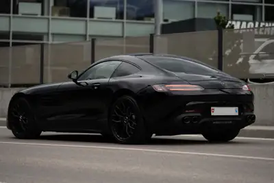 Mercedes-AMG GT Night Edition — Coupé sportif 530 ch, garantie Junge Sterne incluse — Heckansicht