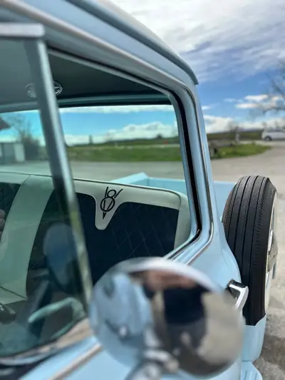 Ford F-100 1956 — Légendaire pickup américain, moteur Y-Block et grande vitre — Heckansicht
