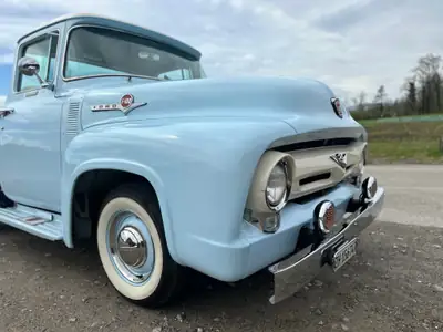 Ford F-100 1956 — Légendaire pickup américain, moteur Y-Block et grande vitre — Außenansicht