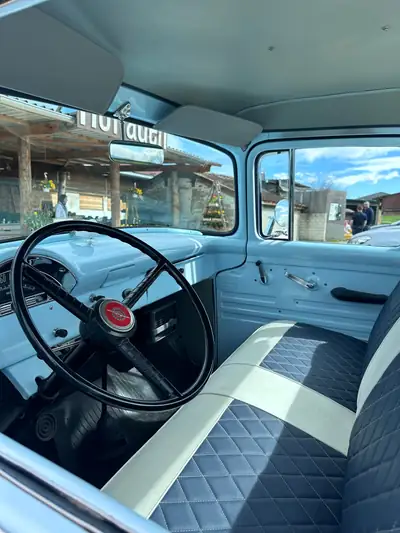 Ford F-100 1956 — Légendaire pickup américain, moteur Y-Block et grande vitre — Seitenansicht