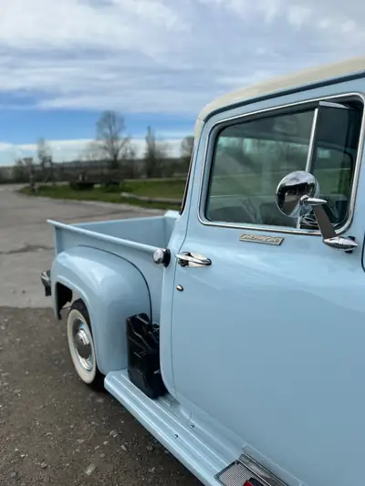 Ford F-100 1956 — Légendaire pickup américain, moteur Y-Block et grande vitre — Detail