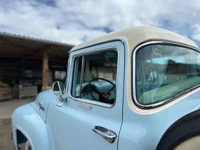 Ford F-100 1956 — Légendaire pickup américain, moteur Y-Block et grande vitre — Innenraum