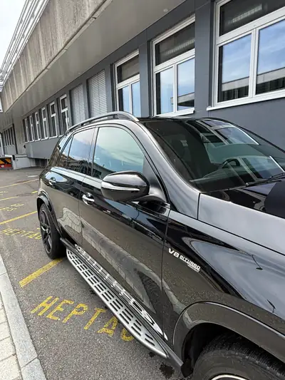 Mercedes-Benz GLE 63 S AMG 4Matic+ — Performance extrême et luxe SUV sans compromis — vista posteriore