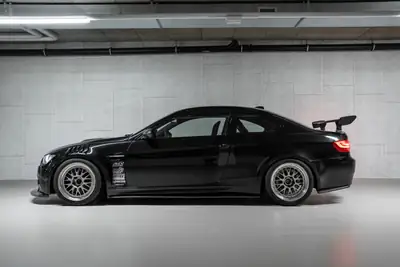 BMW M3 Coupé 2008 — 420 ch, boîte manuelle, sportivité authentique — fianco