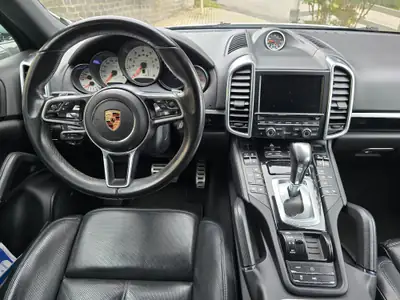 Porsche Cayenne S — SUV haute performance, 420 ch et entretien Porsche certifié — Innenraum