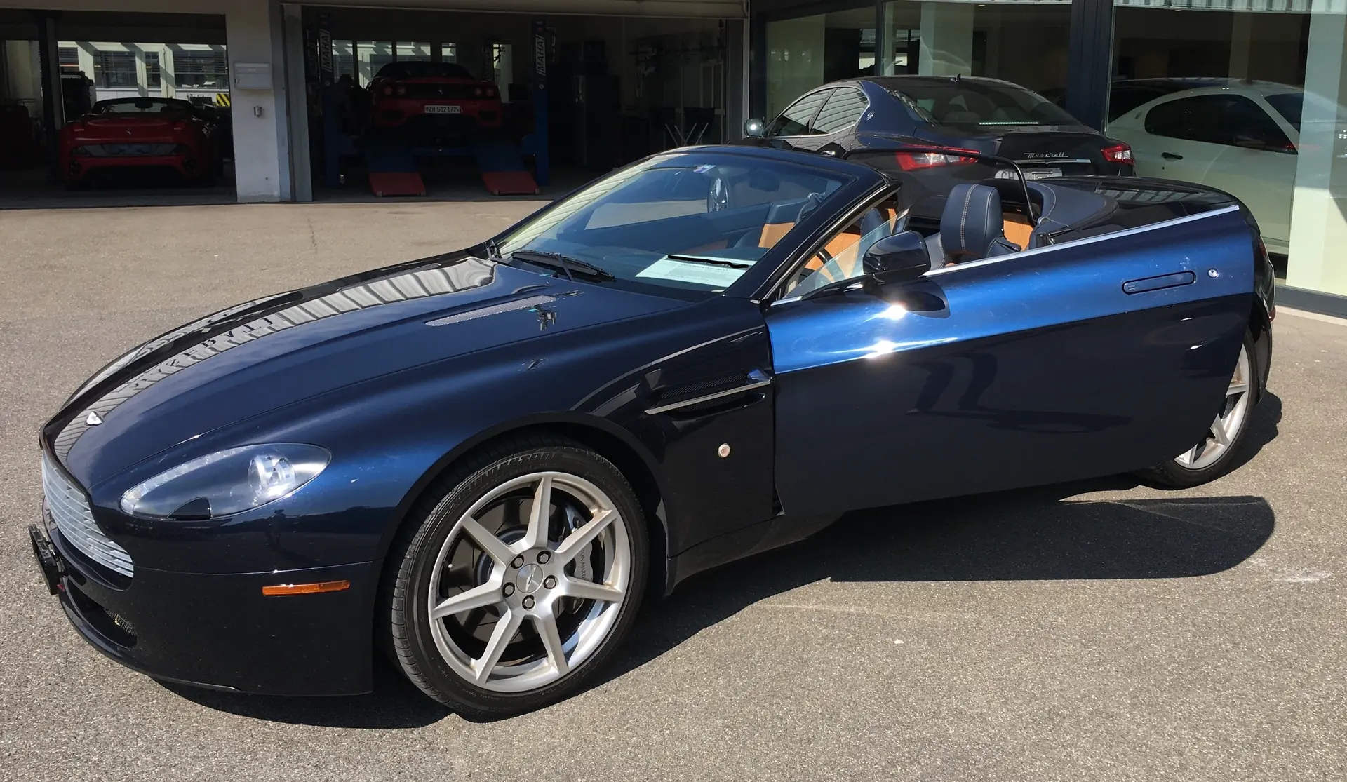 Aston Martin V8 Vantage Cabriolet — Sportivité britannique, 52000 km seulement — vue extérieure