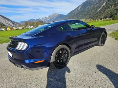 Ford Mustang Fastback 2.3 Automat — L'icône américaine à transmission automatique — Heckansicht