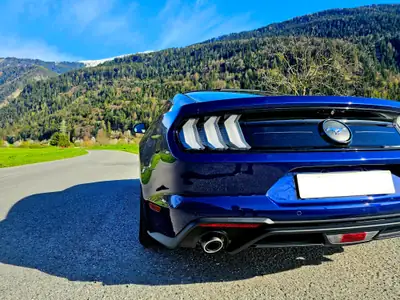 Ford Mustang Fastback 2.3 Automat — L'icône américaine à transmission automatique — Armaturenbrett