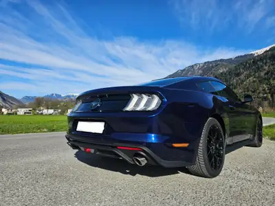 Ford Mustang Fastback 2.3 Automat — L'icône américaine à transmission automatique — Innenraum