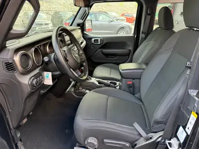 Jeep Wrangler 2.0 Turbo Sport — 3-portes, 272 ch, transmission automatique, véhicule suisse — Armaturenbrett