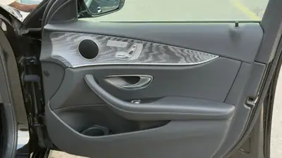 Mercedes-Benz E 200 4Matic Avantgarde — Berline premium allemande, 110 000 km, transmission intégrale — Miniatura 10