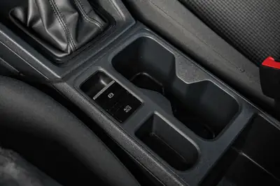 VW Caddy Cargo 2.0 TDI Maxi — Utilitaire fiable, faible kilométrage et garantie constructeur — Thumbnail 18