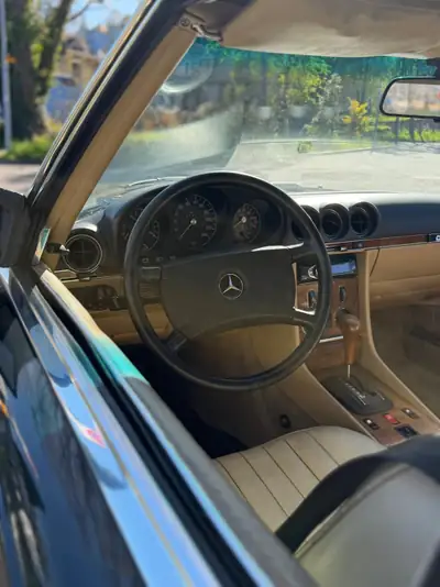 Mercedes-Benz SL 380 — Cabriolet légendaire des années 80, 197 ch et élégance intemporelle — vista posteriore