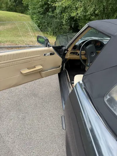 Mercedes-Benz SL 380 — Cabriolet légendaire des années 80, 197 ch et élégance intemporelle — Miniatura 10