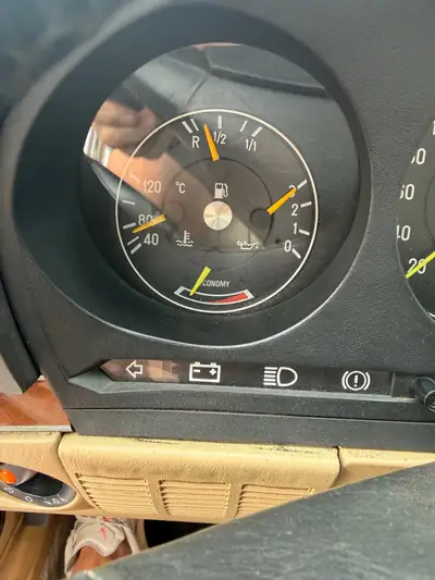 Mercedes-Benz SL 380 — Cabriolet légendaire des années 80, 197 ch et élégance intemporelle — Miniatura 13