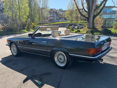 Mercedes-Benz SL 380 — Cabriolet légendaire des années 80, 197 ch et élégance intemporelle — Miniatura 18