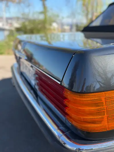 Mercedes-Benz SL 380 — Cabriolet légendaire des années 80, 197 ch et élégance intemporelle — Miniatura 17