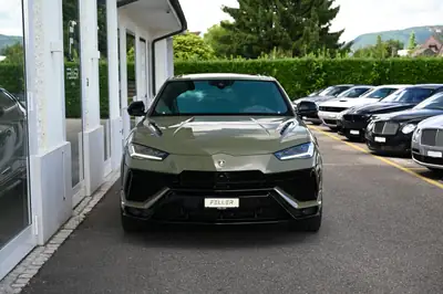 Lamborghini Urus S E-Gear — SUV haute performance 666 ch, couleur exclusive Verde Turbine — side view