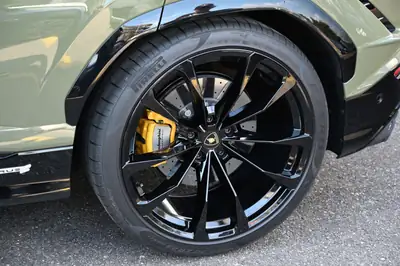 Lamborghini Urus S E-Gear — SUV haute performance 666 ch, couleur exclusive Verde Turbine — dashboard