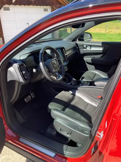Volvo XC40 T5 Twin Engine R-Design — SUV hybride rechargeable, 83 000 km — tableau de bord
