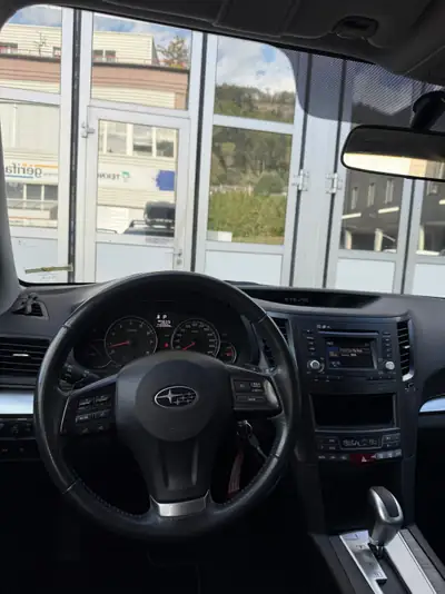 Subaru Legacy 2.0i Swiss AWD — Break fiable, transmission Lineartronic, traction intégrale — cruscotto
