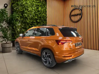 Skoda Karoq 2.0 TSI SportLine 4x4 — SUV polyvalent, moteur 190 ch et transmission DSG — vista posteriore