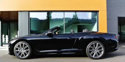Bentley Continental GTC 4.0 V8 S 2024 — Cabriolet de luxe, 19 900 km seulement — rear view