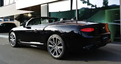 Bentley Continental GTC 4.0 V8 S 2024 — Cabriolet de luxe, 19 900 km seulement — interior